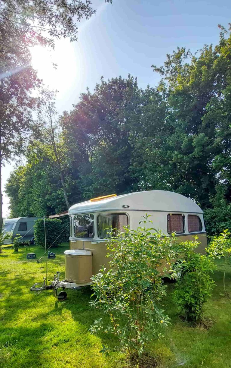 kamperen vintage caravan; Vintage caravan camping; Mit einem Vintage-Caravan campen