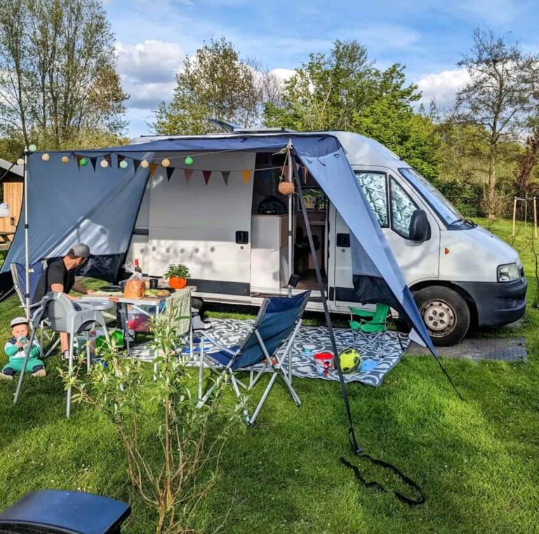 Kamperen met gezin in camperbus; Camping with family in a campervan; Camping mit der Familie im Campervan
